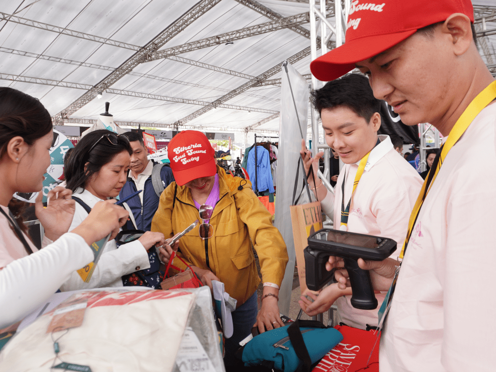 Đông đảo khách hàng đến xem và trải nghiệm các sản phẩm tại gian hàng ETHERIA.