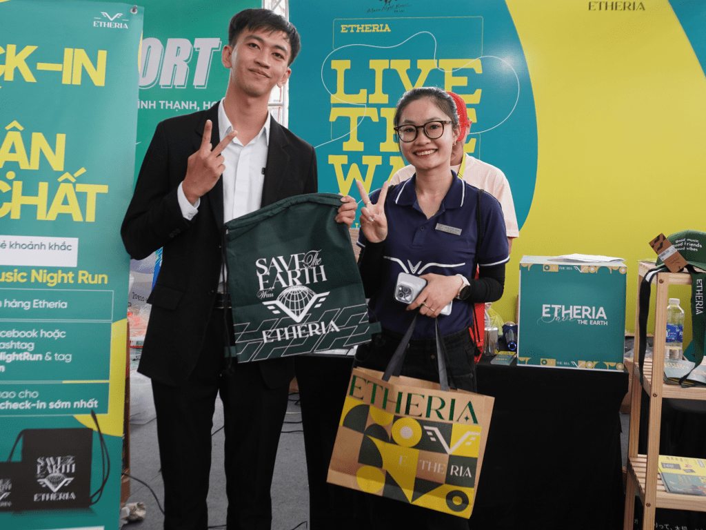 Check-in tại gian hàng sẽ nhận ngay chiếc túi rút không dệt ETHERIA.