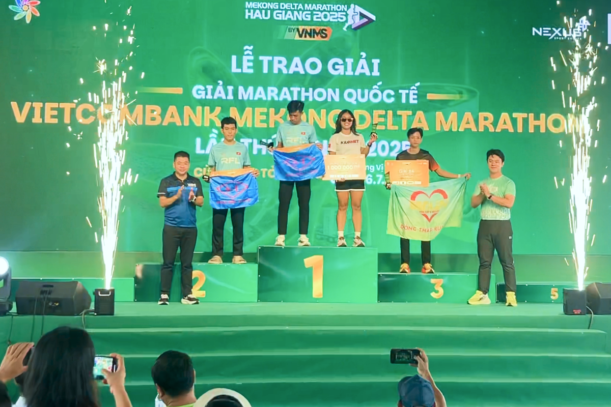 Đại diện ETHERIA trao giải cho các vận động viên có thành tích xuất sắc tại giải MEKONG DENTAL MARATHON.