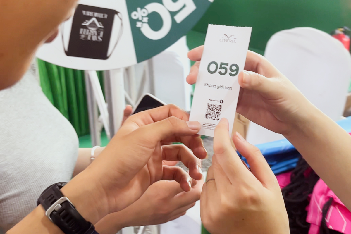 Tại gian hàng ETHERIA, các khách hàng khi có đơn sẽ nhận ngay cơ hội bốc thăm trúng thưởng.