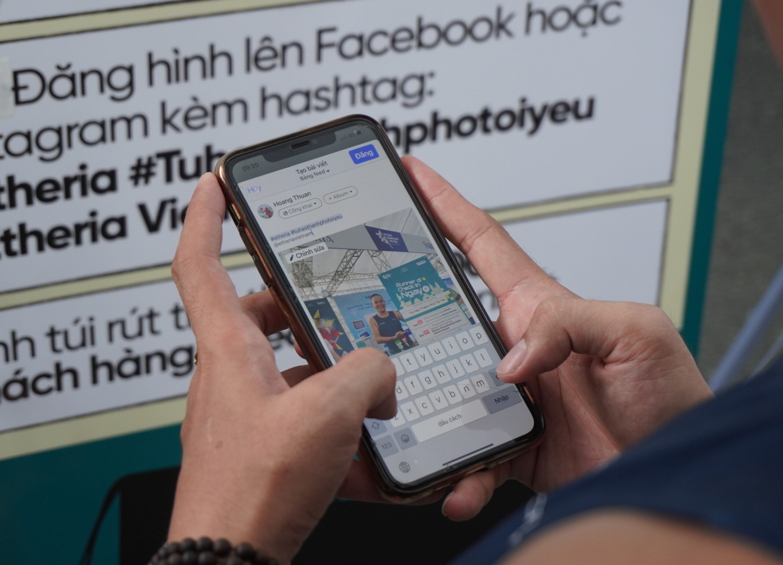 Người tham gia check-in tại booth ETHERIA nhận túi rút không dệt ETHERIA.