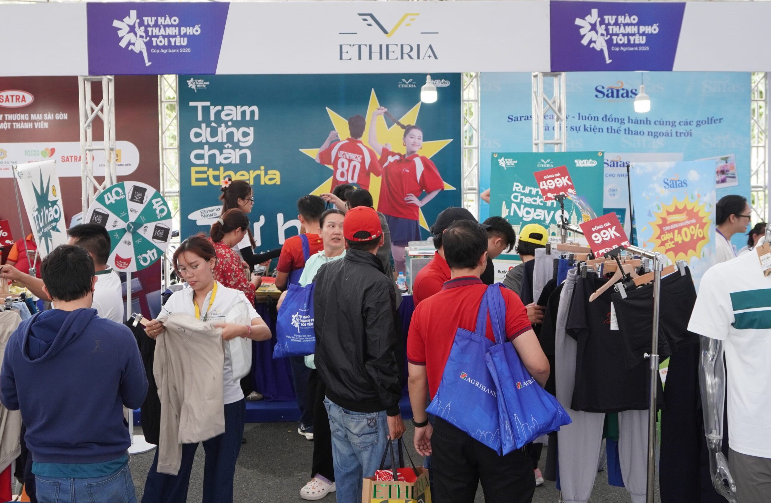 Gian hàng thu hút đông đảo runner và khách hàng đến trải nghiệm mua sắm.