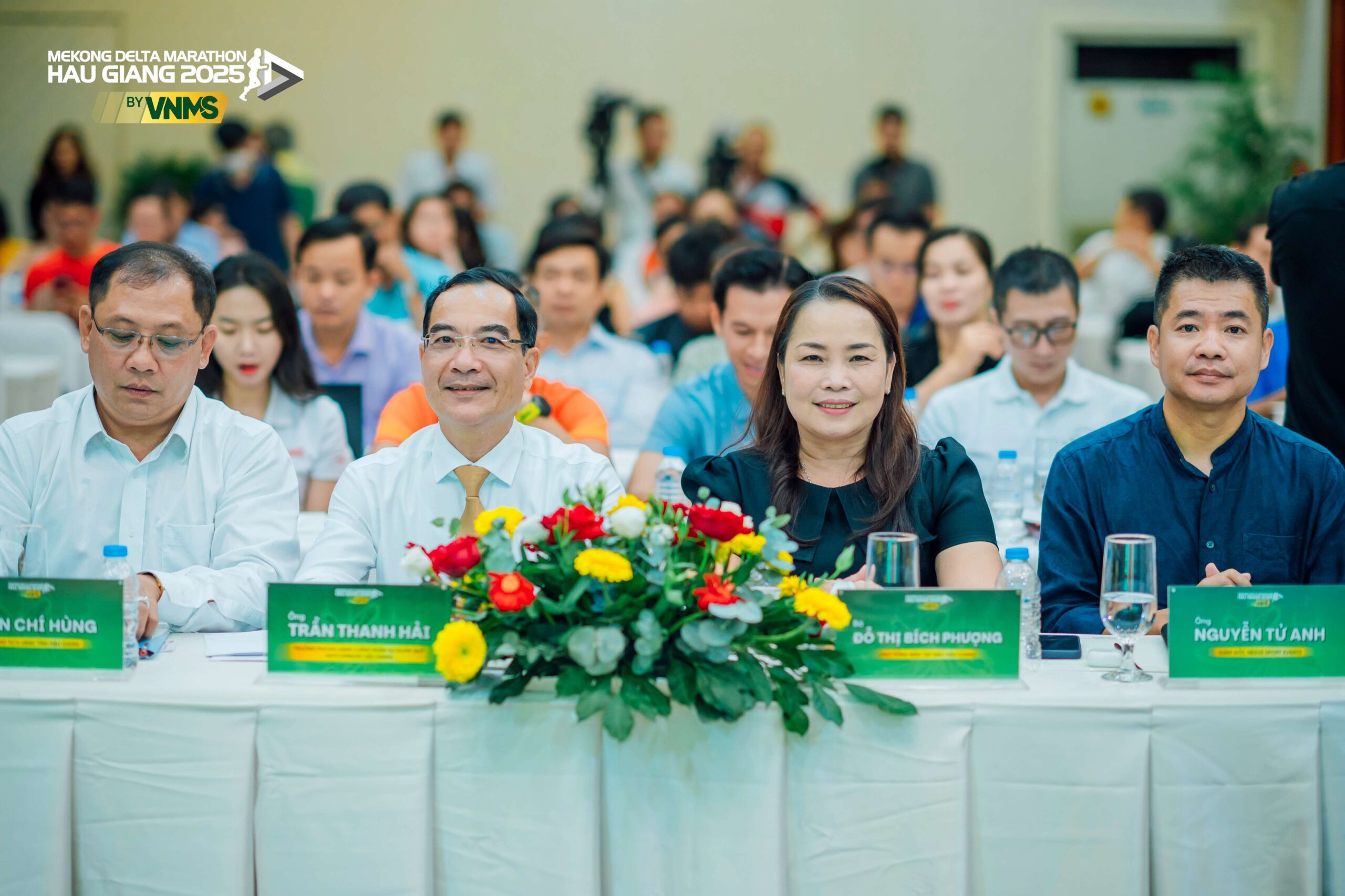 Các đại biểu tham dự buổi họp báo giải Mekong Denlta Marathon 2025.