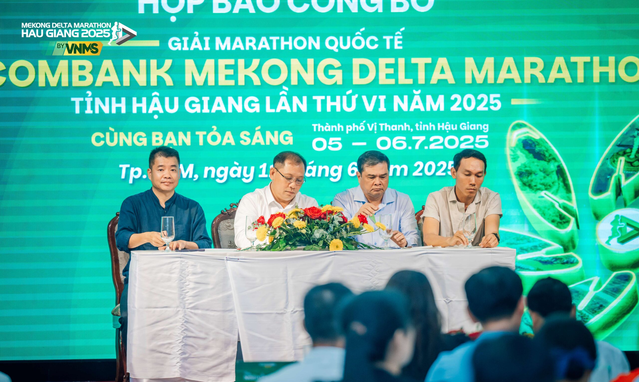 Đại diện trả lời báo chí